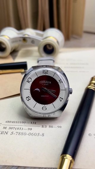 Cornavin Dolphin (Ракета), красный градиентный циферблат